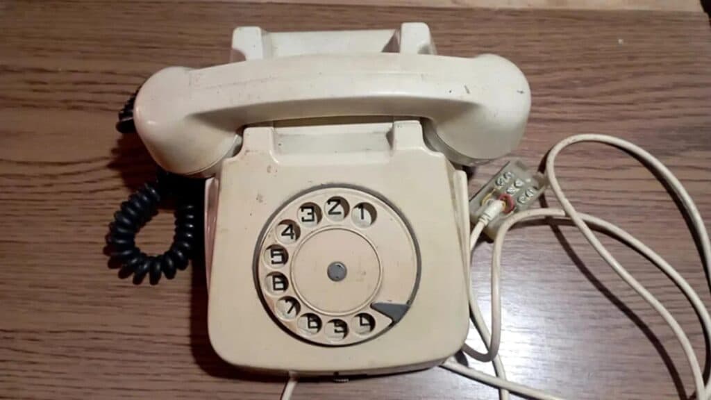 Cât valorează în 2026 un telefon cu disc din epoca comunistă: de la un simplu aparat la un obiect de colecție