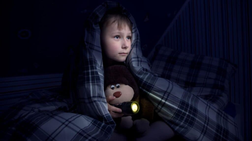Cum să îți ajuți copilul să depășească temerile nocturne. Sfaturi esențiale pentru părinți