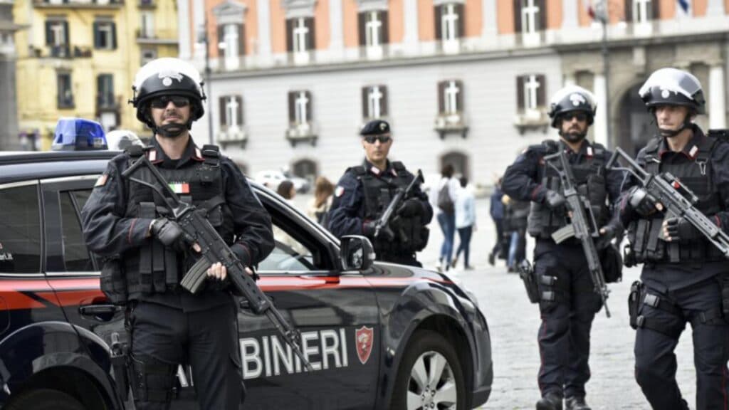 Doi români reținuți în Milano după ce au comis un jaf armat, furând un ceas și o mașină de la un italian