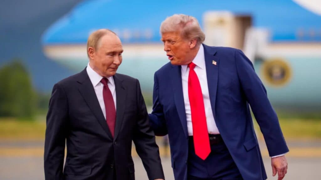 Donald Trump expune o fotografie cu Vladimir Putin în Casa Albă, surprinsă la summitul din Alaska