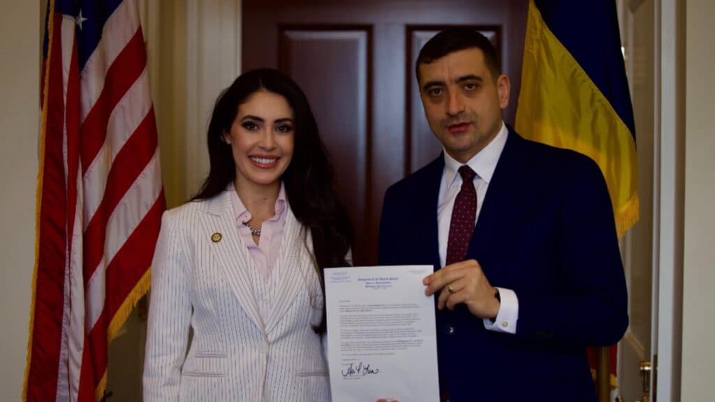 Întâlnirea surprinzătoare dintre George Simion și susținătorii lui Donald Trump. Apelul președintelui pentru congresmena care l-a întâmpinat pe liderul AUR