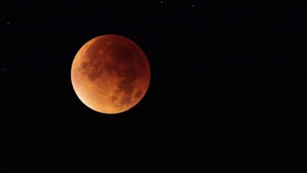 Spectacol cosmic: Eclipsa totală de Lună din martie 2026 și locurile ideale pentru a admira fascinanta „Lună sângerie”