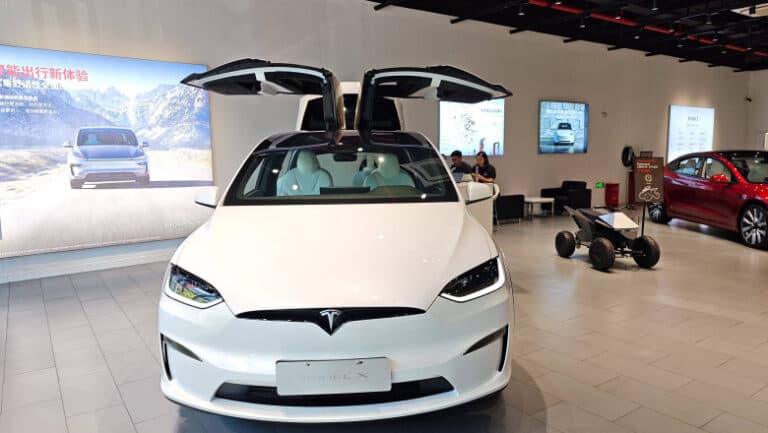 Elon Musk dezvăluie că Tesla renunță la producția modelelor premium și își intensifică investițiile în roboții Optimus