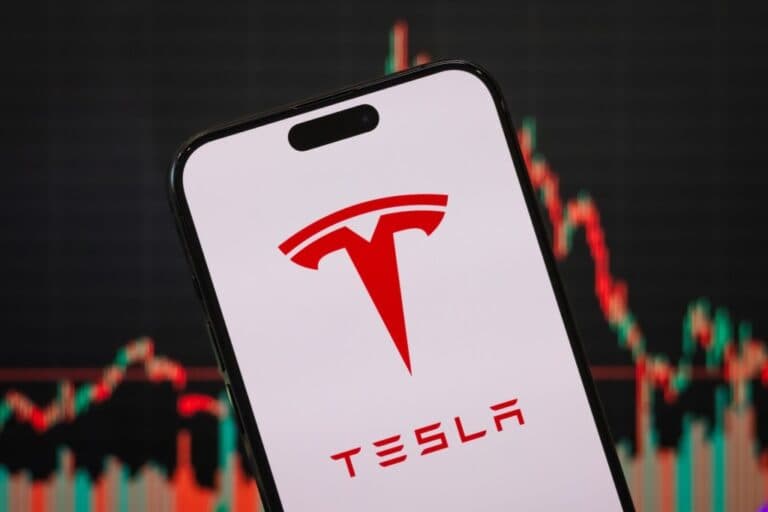 Elon Musk anunță reluarea Dojo 3 de la Tesla, destinat calculului AI în spațiu