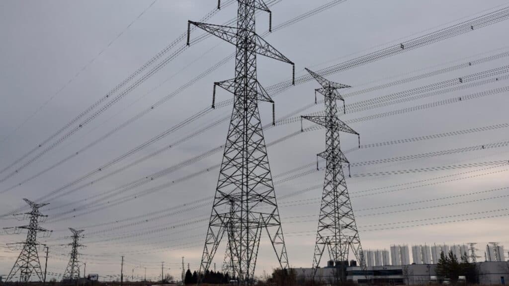 Creșterea dramatică a prețului energiei electrice în decembrie, cu aproape 61%, și majorările substanțiale în transportul aerian și feroviar