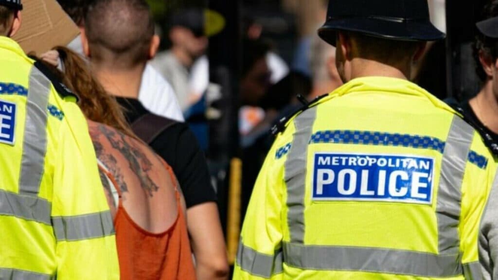 Confuzie incredibilă în rândul autorităților britanice: un tânăr considerat decedat era, de fapt, în viață, iar familia sa l-a plâns timp de trei săptămâni