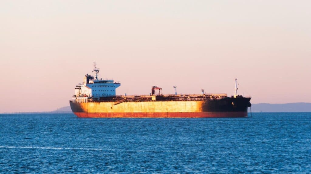 Europa pune capăt activităților primei nave „fantomă” rusești. Un petrolier controversat, obligat să părăsească Marea Baltică