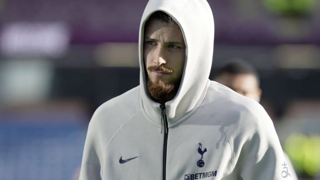 Sfaturile surprinzătoare ale unui fost star din Premier League pentru Radu Drăgușin, după debutul său de un minut la Tottenham