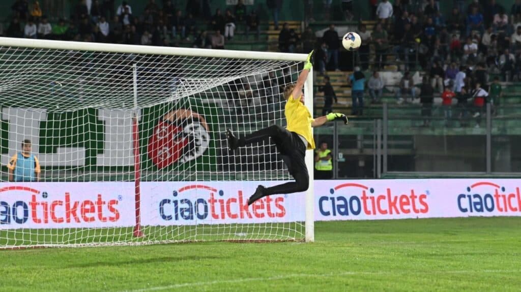 Transferul spectaculos al portarului româno-italian, fost jucător la Juventus, Torino și Bari, înapoi în România!