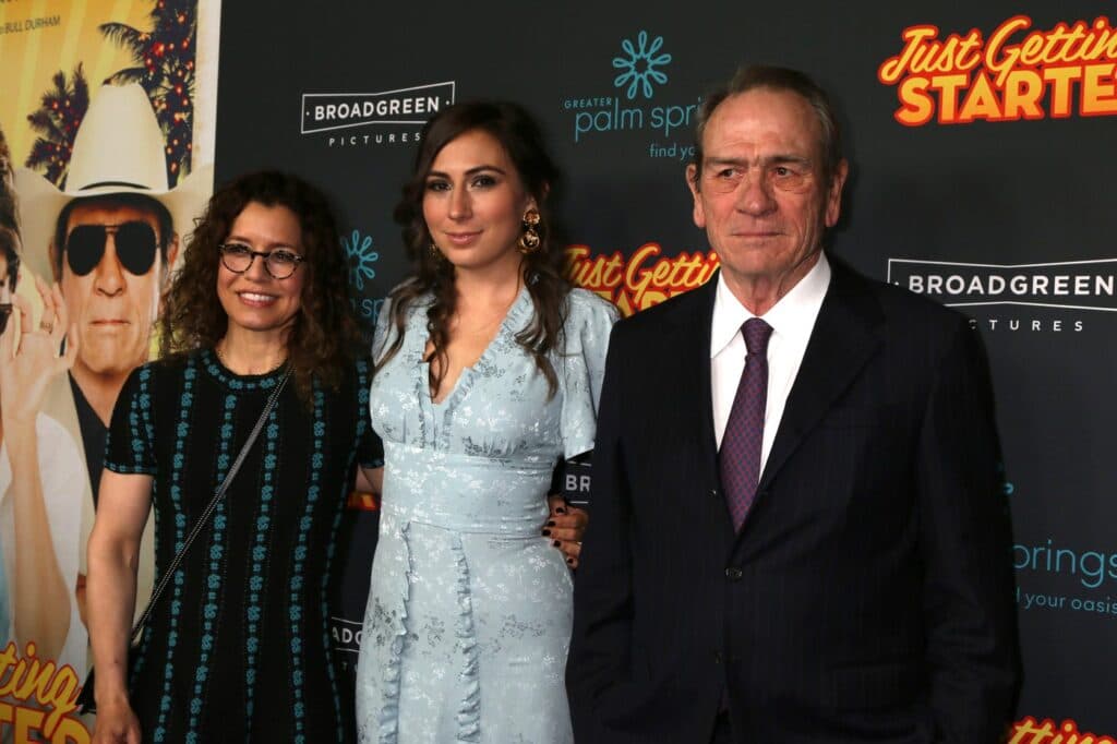 Reacția emoționantă a familiei lui Tommy Lee Jones după pierderea tragică a fiicei sale, Victoria, găsită decedată într-o cameră de hotel