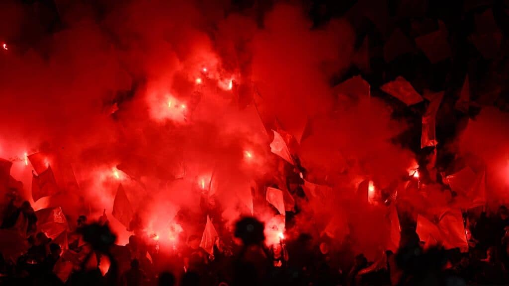 Fosta echipă a lui Mircea Rednic a fost implicată într-un incident neobișnuit în fotbal: suporterii lui Standard Liège au încercat să pătrundă pe terenul jucătorilor