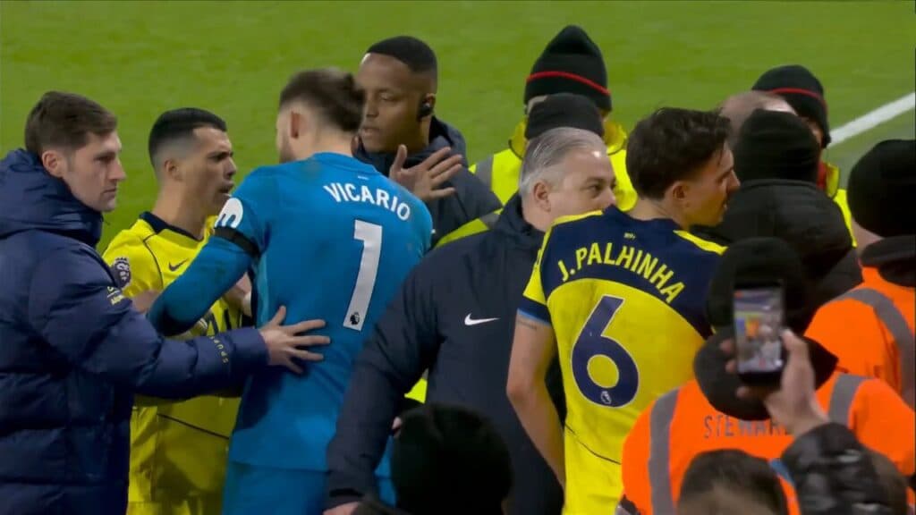 Conflict uriaș la Tottenham după eșecul cu Bournemouth! Fundașul central se confruntă cu suporterii