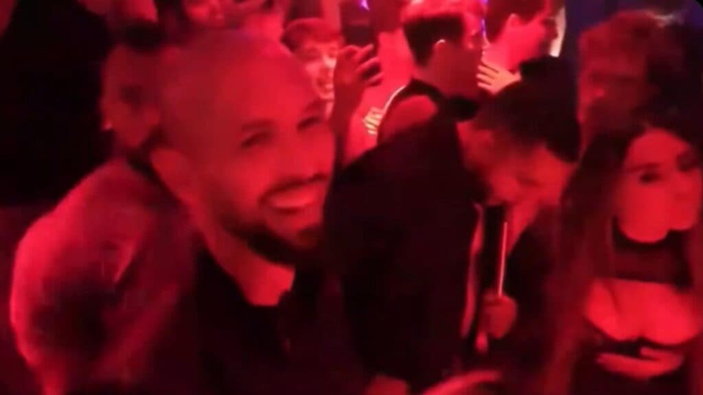 Frații Tate și alți influenceri, surprinși în clubul de lux din Miami făcând salutul nazist și cântând melodia antisemită a lui Kanye West