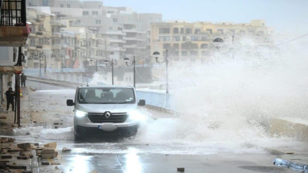 Furtuna Harry devastează Malta: zboruri redirecționate, căi de acces închise și daune considerabile cauzate de vânturile furtunoase de peste 100 km/h