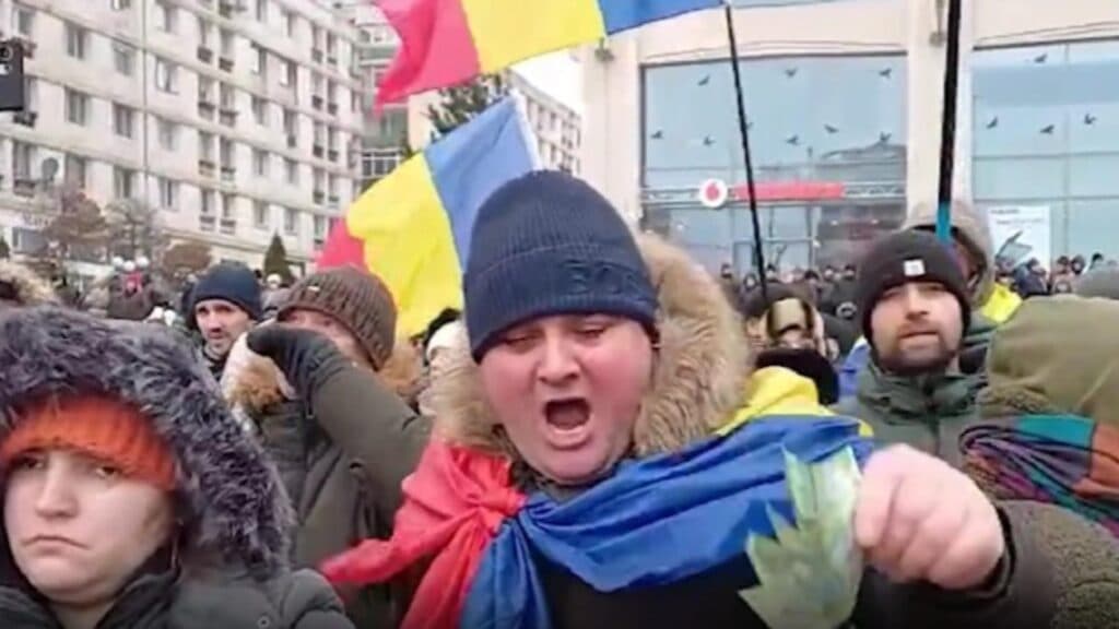 Gest surprinzător: un manifestant a lansat 3 lei către Nicușor Dan