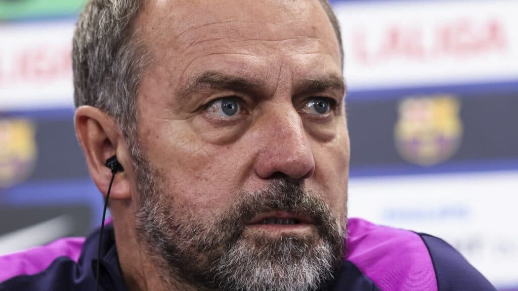Hansi Flick își exprimă dezamăgirea față de jucătorul care a ales să părăsească Barcelona: „Este esențial să se dăruiască complet.”