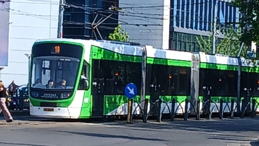 Haos pe ruta 41: tramvaie imobilizate și rețea electrică avariată la Pod Ciurel. A fost introdusă linia navetă 641