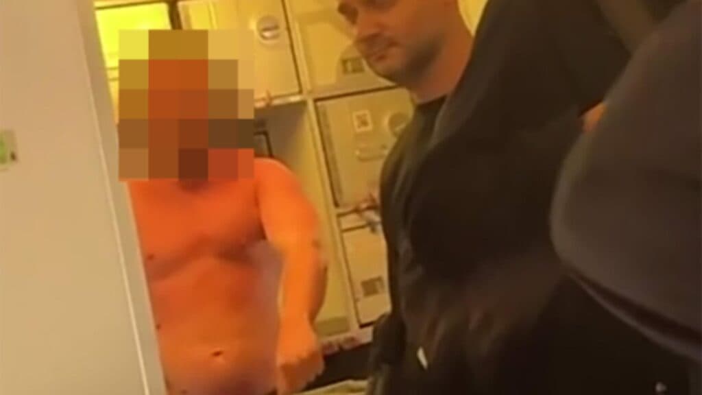 Incident șocant pe ruta către Bangkok: un turist rus aproape gol a sărit din avion după ce a aterizat