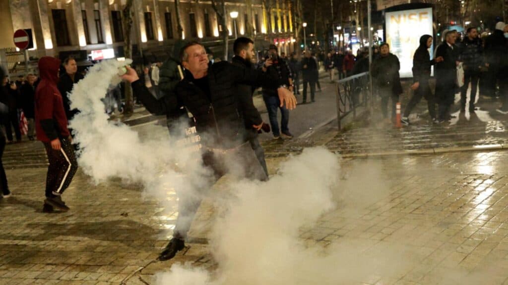 Furii și tulburări în Tirana. Manifestații masive împotriva autorităților albaneze