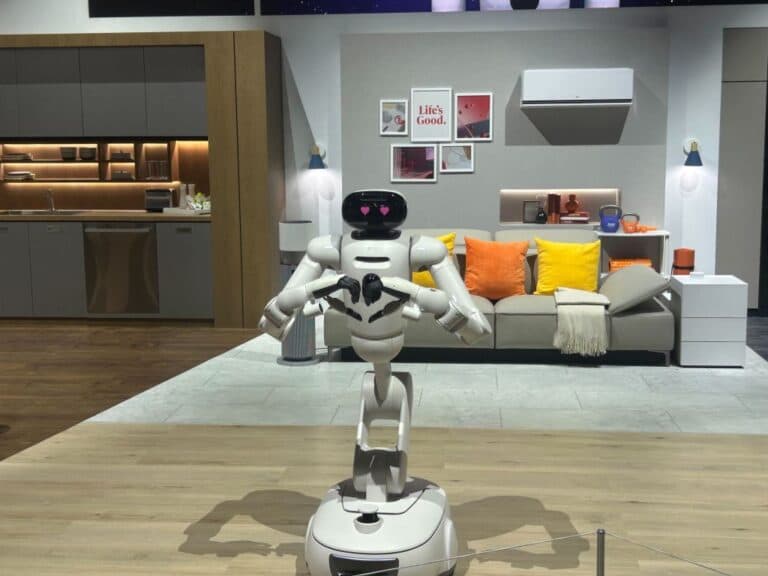 Am testat noul robot de acasă CLOid de la LG, care face spălătorie, dar am câteva întrebări