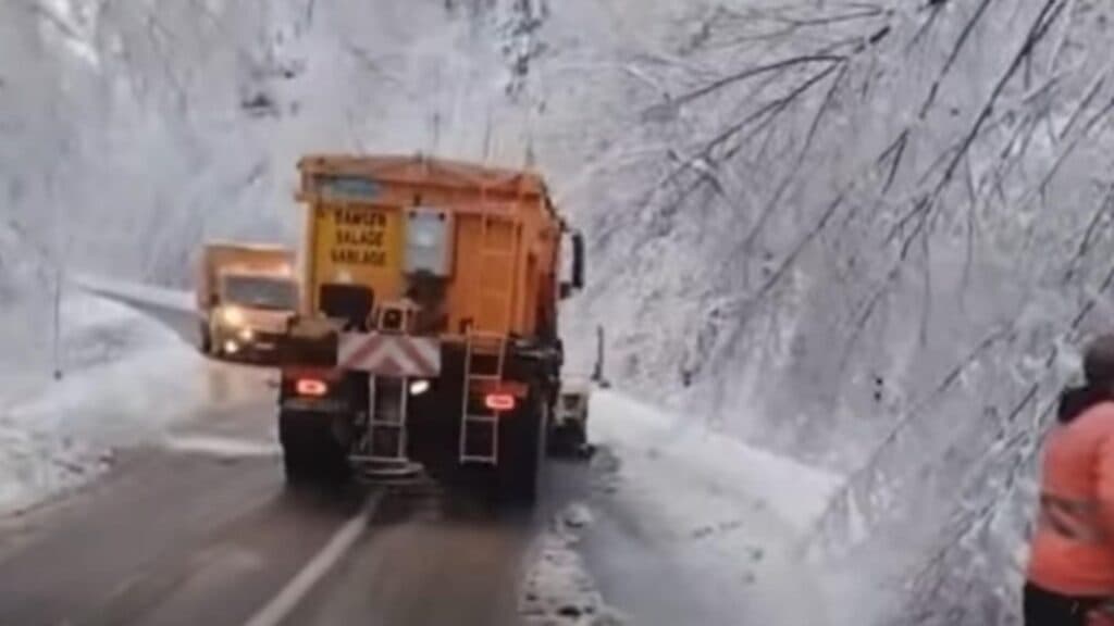 Iarna își face simțită prezența în România: drumuri acoperite de zăpadă și pericol de avalanșă în zonele montane