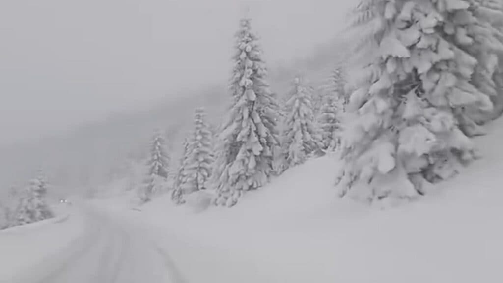 Iarna își face simțită prezența: căi de acces închise, ninsori masive și pericol crescut de avalanșe