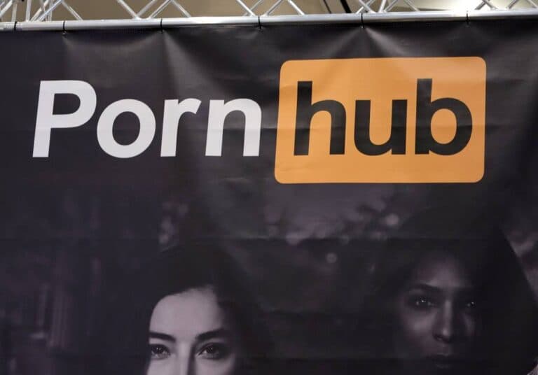 Dacă locuiești în Marea Britanie, s-ar putea să nu mai ai acces la Pornhub
