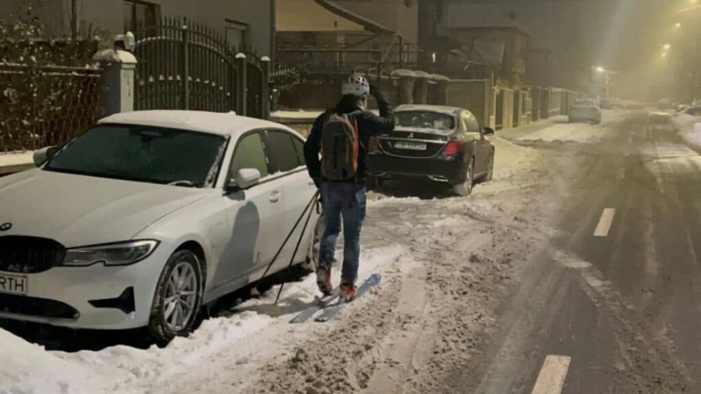 Momente neobișnuite la Sibiu: un bărbat a fost observat îndreptându-se spre birou pe schiuri