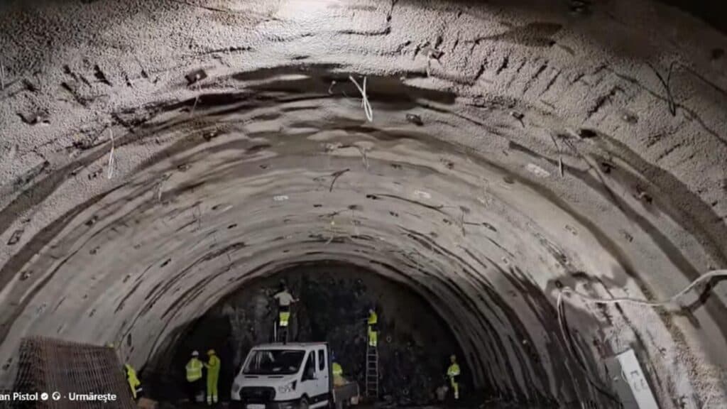 Spectacolul detonărilor: Transformarea stâncii pentru realizarea unui tunel pe A1