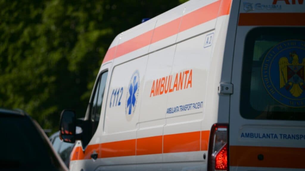 Accident devastator în Chiajna: o persoană prinsă în vehiculul lovit de tren