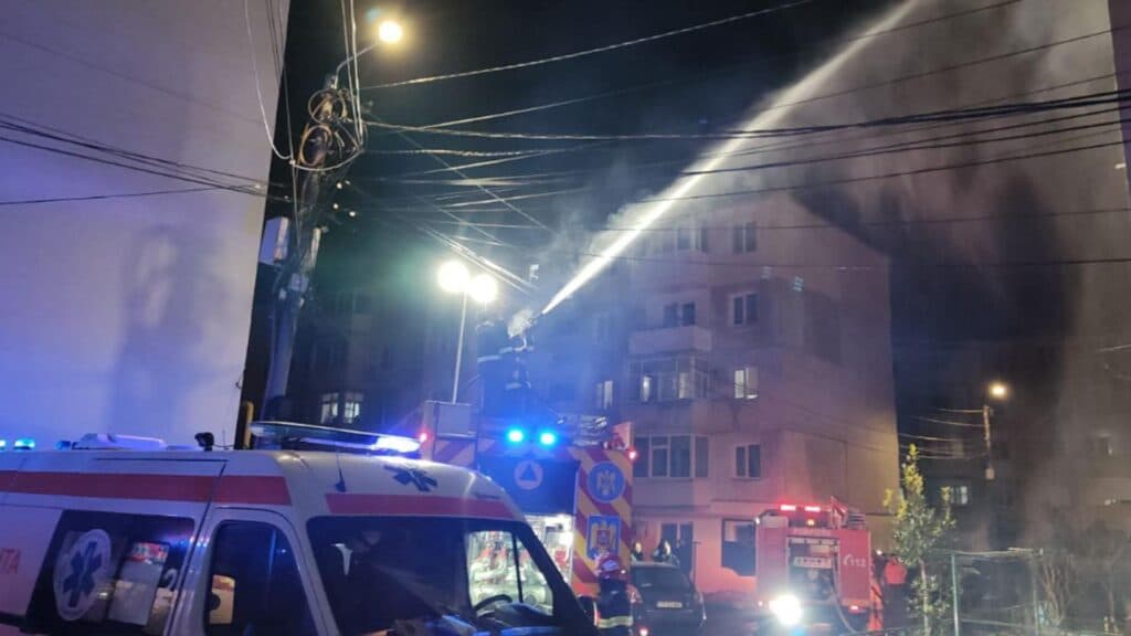 Flăcări devastatoare într-un imobil din Murfatlar: Zece persoane salvate în urma unei intervenții spectaculoase a pompierilor