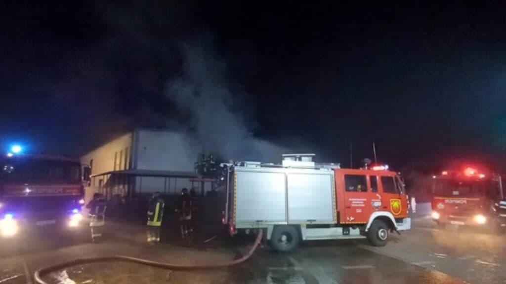 Flăcări devastatoare într-un abator din Harghita: un angajat a fost rănit grav în incident