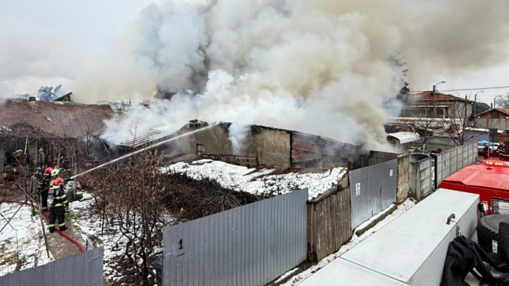 Focul mistuie peste 700 mp în Capitală: Salvarea locatarilor de pe strada Garoafei în fața unei tragedii
