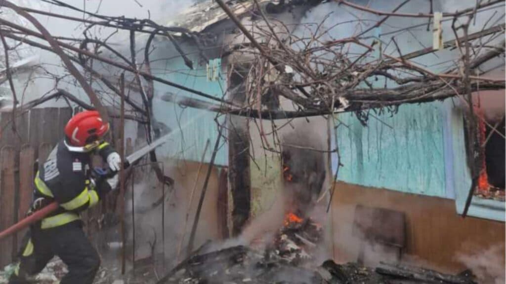 Flăcări devastatoare într-o locuință din Botoșani: o femeie în vârstă a suferit răni severe