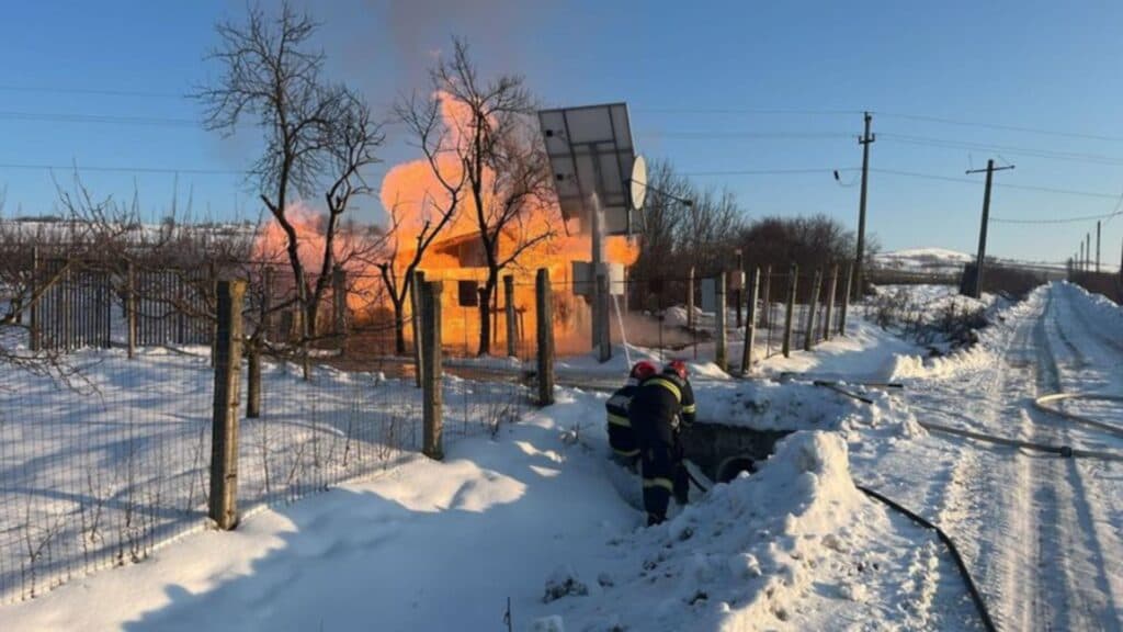 Flăcări devastatoare la o stație de reglare a gazelor naturale din Mureș, o persoană a fost grav rănită
