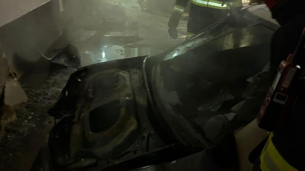 Flăcări devastatoare în Cluj: Trei mașini și o clădire în calea incendiului