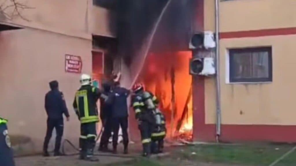 Flăcări devastatoare în Reșița: un bloc cuprins de incendiu, evacuați în grabă de echipele de salvare