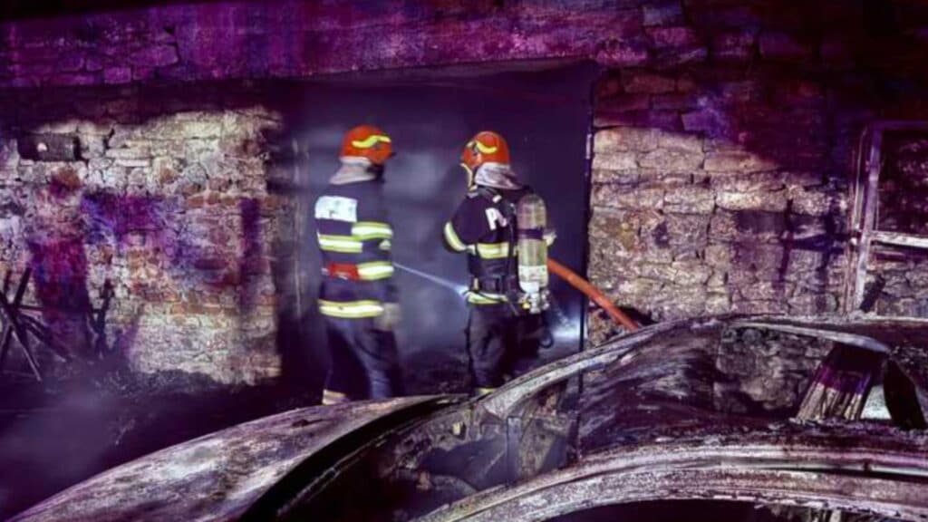 Flăcări devastatoare la Buimăceni, Botoșani: depozit, service auto și vopsitorie în calea incendiului