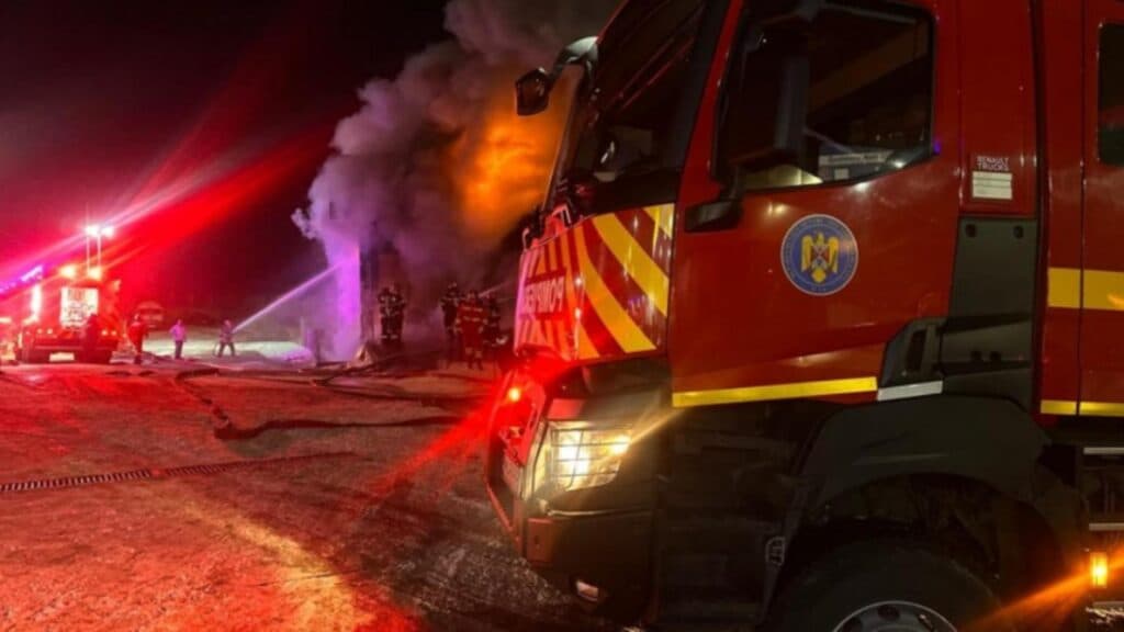Flăcări devastatoare la o tinichigerie auto din Tulcea, intervenție masivă a pompierilor