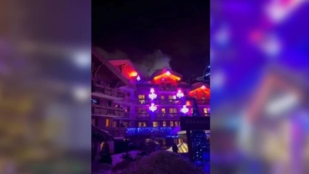 Flăcări devastatoare la un hotel de lux din Franța: turiști evacuați în grabă