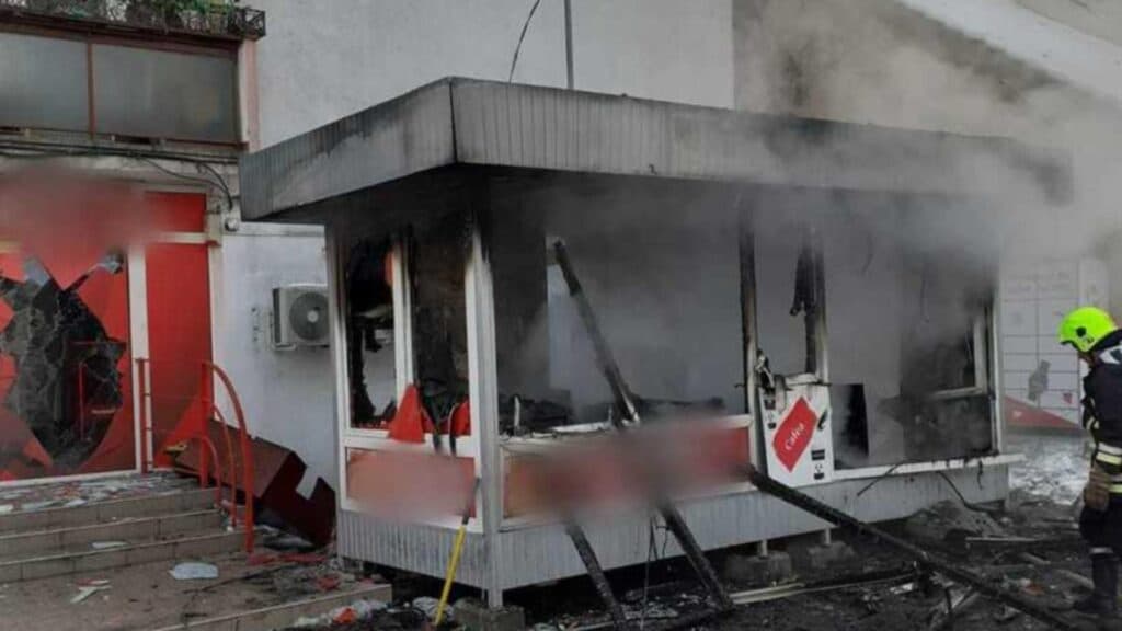 Flăcări devastatoare și explozia unei butelii în plăcintăria din Gherla: clădire distrusă complet