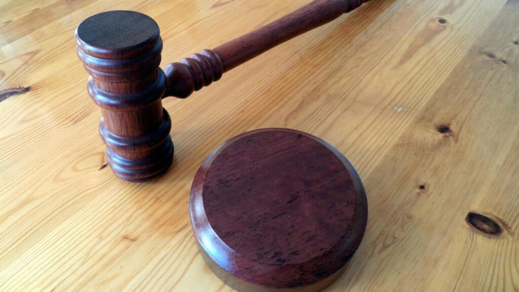 Pompier român condamnat la cinci luni de închisoare pentru divulgarea informațiilor confidențiale