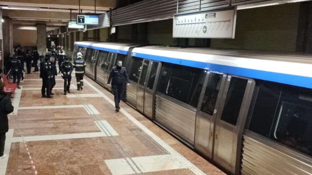 Incident alarmant la metrou, înainte de stația Brâncoveanu. Se investighează posibilitatea sinuciderii: călătorii evacuate de urgență