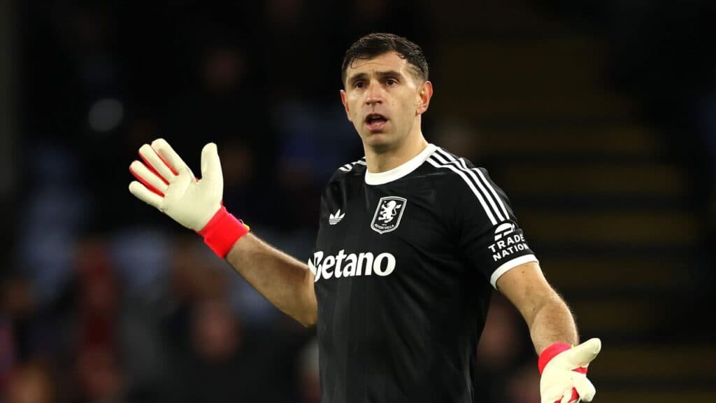 Inter Milano, un pas important în drumul pentru transferul lui Emiliano Martinez! Ce trebuie să se îndeplinească pentru a transforma visul lui Cristi Chivu în realitate?