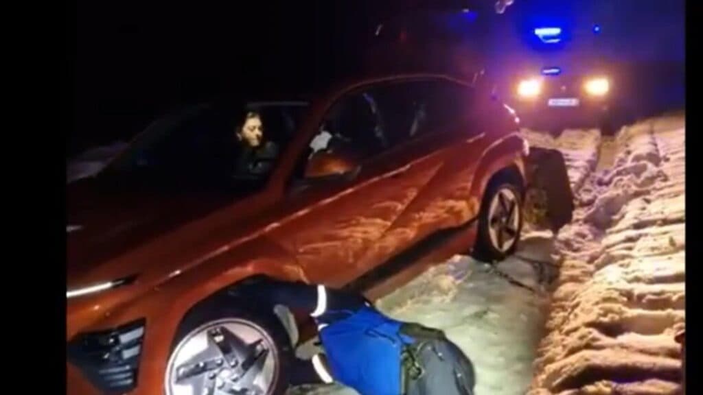 Salvarea de urgență la Șugag: Jandarmii montani ajută o familie surprinsă de nămeți
