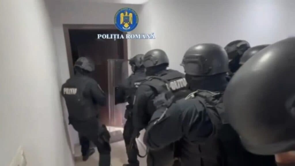 Operațiune de salvare în Capitală: o mamă și copilul ei de un an, reținuți și terorizați de fostul partener