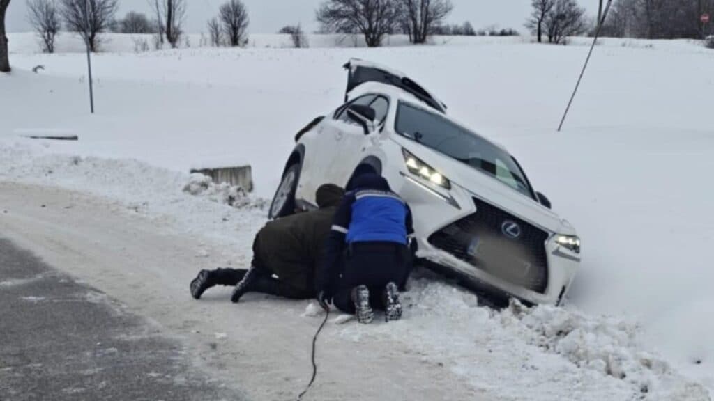 Jandarmii vin în ajutorul unei familii cu doi copii, prinsă într-un șanț după un accident rutier