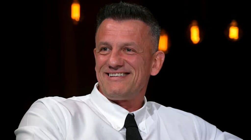 Ema Dolha: “Nu am întâlnit niciodată în România pe cineva atât de diferit.” Degete frânte, cel mai remarcabil antrenor și un fost coleg cu un șut devastator: “E o bestie aparte.”