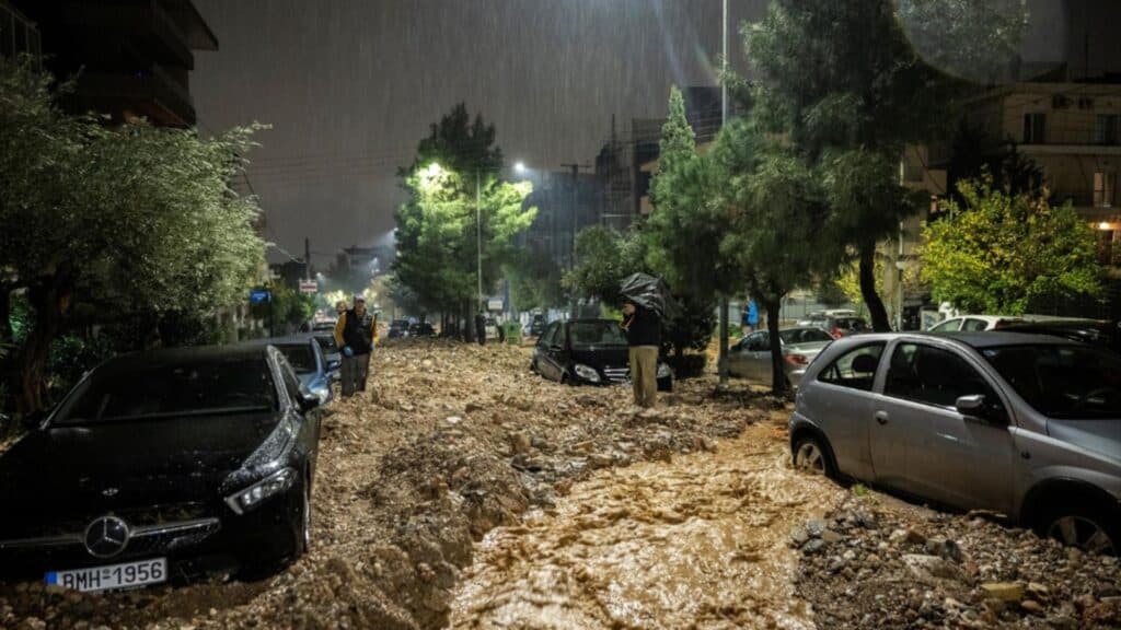 Inundații devastatoare în Grecia. Peisaje de coșmar pe străzile Atenei, după viiturile care au blocat orașul