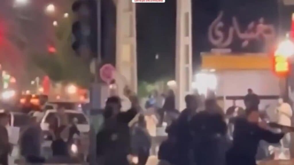 Iran: Protestatarii primesc primele sentințe capitale, iar demonstrațiile persistă